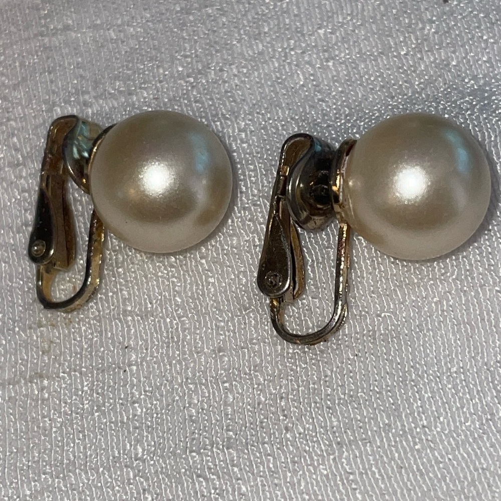 Vintage gold tone aprox 3/4” white round pearl clip on post earrings